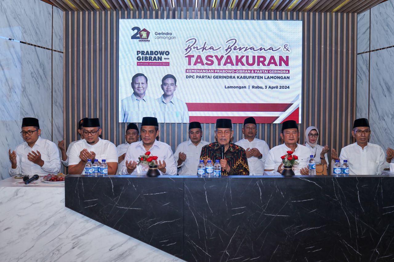 Yuhronur Efendi dan Ahmad Shandy satu meja dengan pembina dan ketua Gerindra.  FOTO:SP/IST