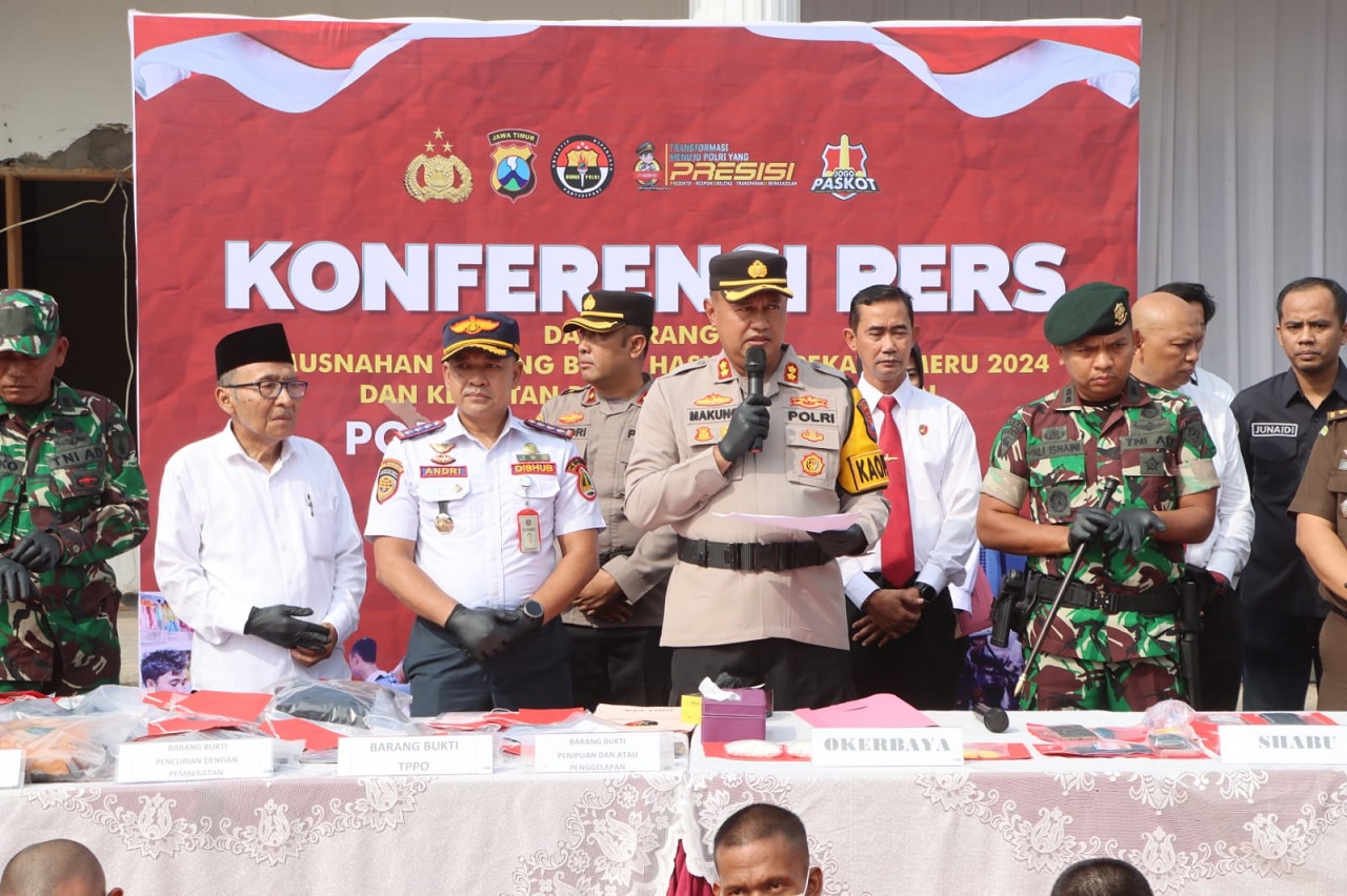 Kapolres Pasuruan Kota, AKBP Makung Ismoyo Jati, dalam rilis kasus di halaman Mapolres Pasuruan Kota, Rabu (03/04/2024). SP/ Ziz-Nur