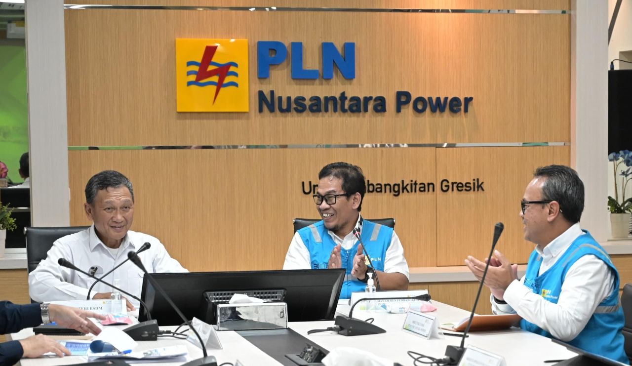 Direktur Manajemen Pembangkitan Adi Lumakso (tengah) dan Direktur Utama PLN Nusantara Power Ruly Firmansyah (kanan) saat memaparkan sistem kelistrikan secara nasional selama Periode Siaga Ramadhan dan Idul Fitri 1445 H (3 s.d. 19 April 2024) secara umum d