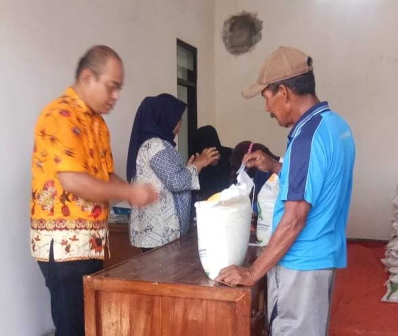 Kegiatan penyaluran bansos beras di pendopo kantor Desa Popoh. SP/JUM