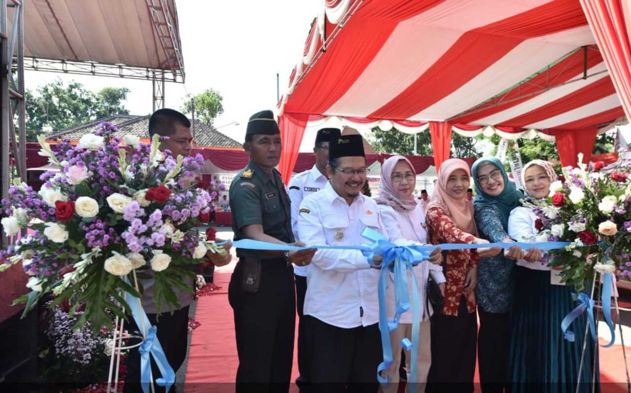 Pj Bupati Pasuruan Adriyanto bersama kepala Disperindag Diana Lukita saat gelar pasar murah ramadhan. SP/ Hikmah