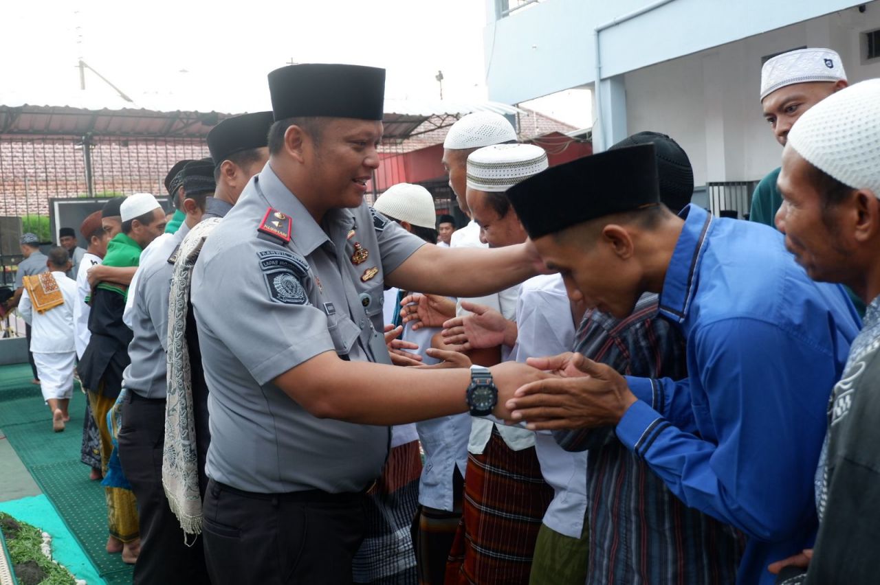 Kalapas Mojokerto Nugroho Dwiwahyu A, menyerahkan secara simbolis kepada 4 orang perwakilan penerima remisi
