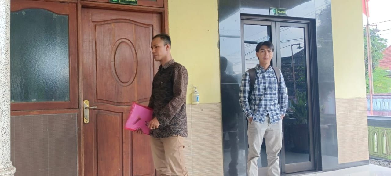 Kuasa hukum pembeli tanah saat datangi kantor balai desa 