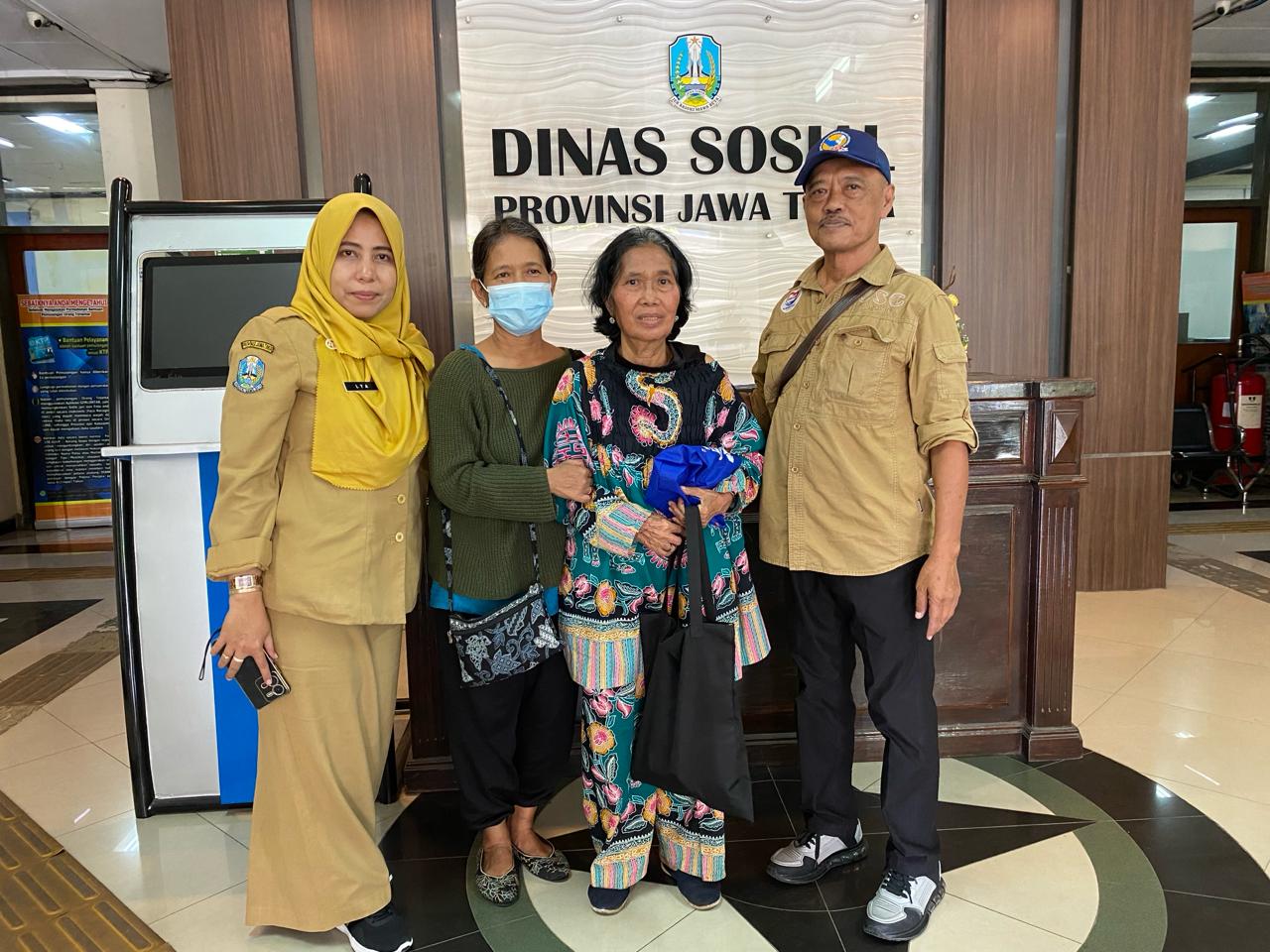 Sugiarti, akhirnya bertemu dengan keluarga setelah hilang dan ditemukan dalam kondisi linglung di Terminal Bungurasih Surabaya. SP/ AINI