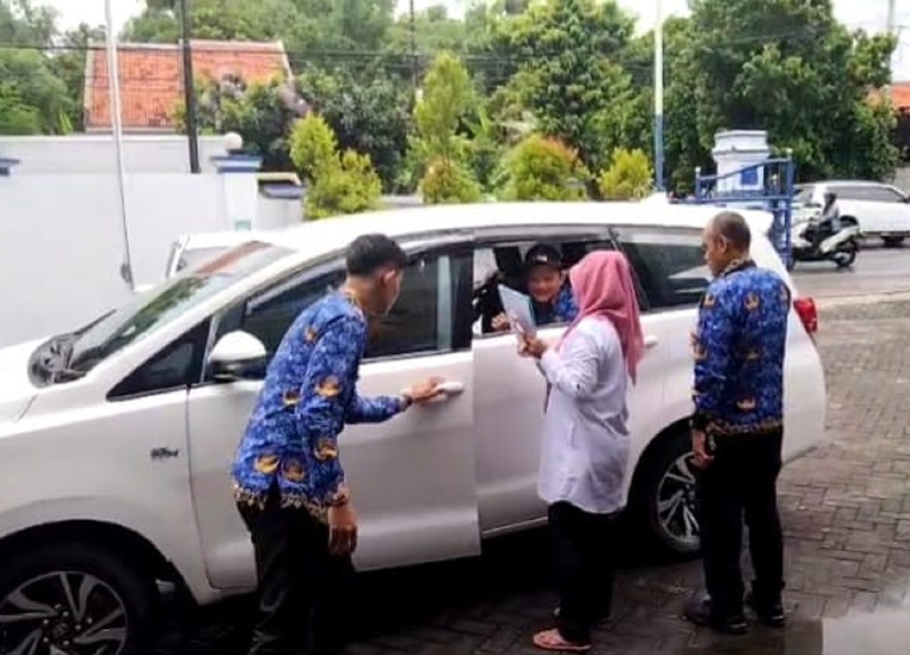 Di belakang baju putih adalah Plt Staf Ahli yang dijemput oleh Pj Bupati Sampang. SP/ GAN