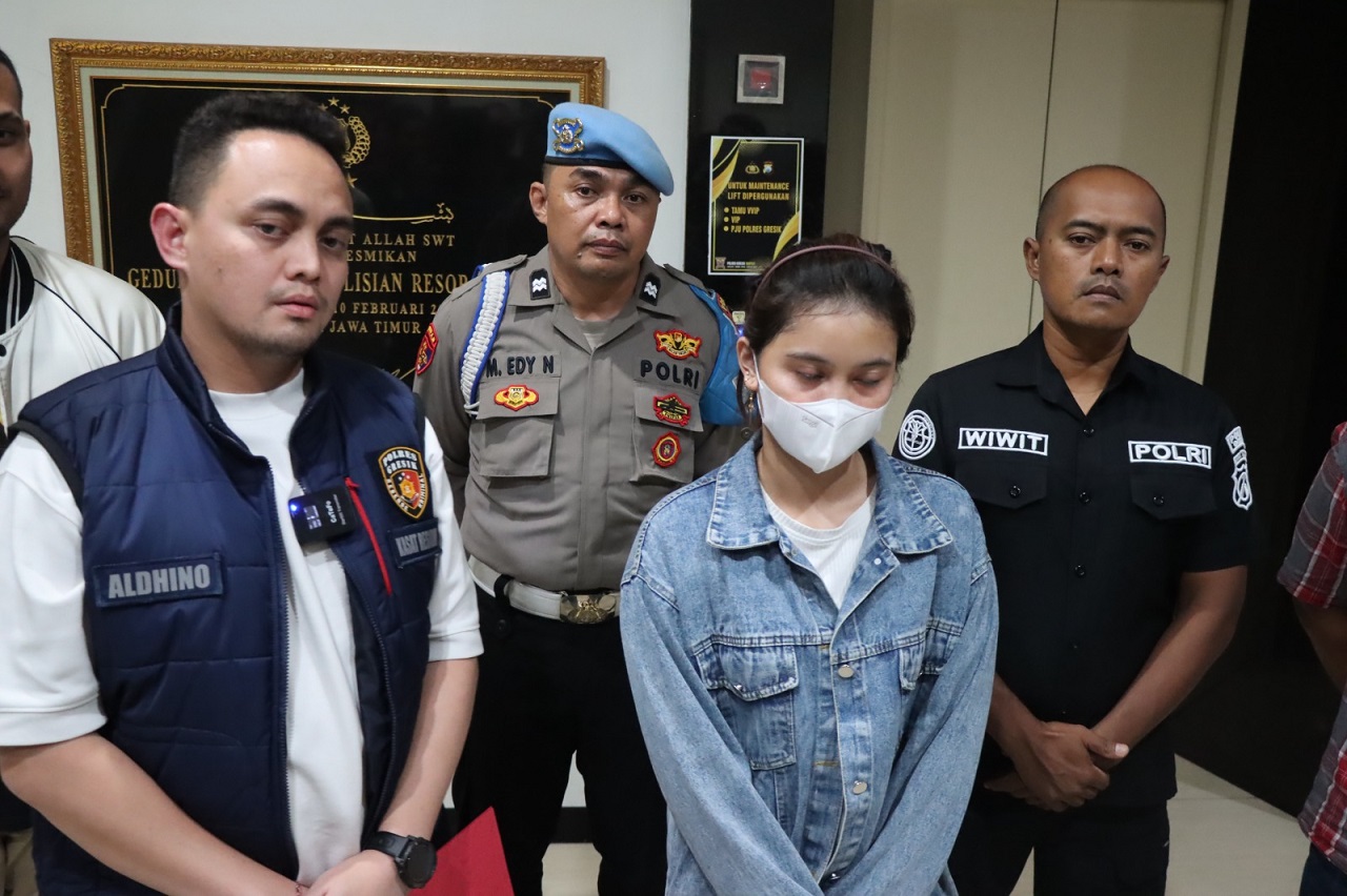 Korban pelaku rekayasa perampokan saat konferensi pers yang digelar Kasatreskrim Polres Gresik AKP Aldhino Prima Wirdhan. SP/Grs