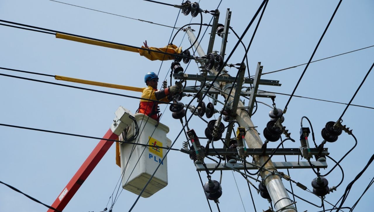 Petugas Pekerjaan Dalam Keadaan Bertegangan (PDKB) PLN melakukan pemeliharaan pada Jaringan Tegangan Menengah (TM) 20 kV. Foto/Humas PLN
