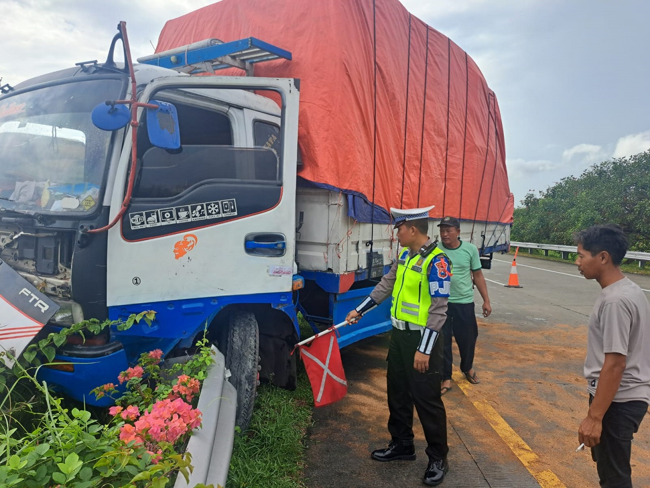 Kondisi truk muatan kaleng nopol L 8097 JC mengalami kecelakaan tunggal di tol Jomo, Kamis (25/04/2024). SP/ SAREP