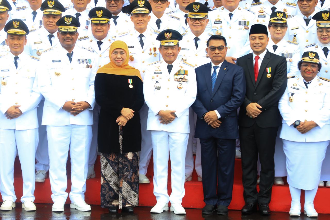 Khofifah Indar Parawansa bersama Mendagri M Tito Karnavian usai upacara Peringatan Hari Otonomi Daerah ke 28 Tahun 2024 yang dilakukan di halaman Balai Kota Surabaya, Kamis (25/4/2024).