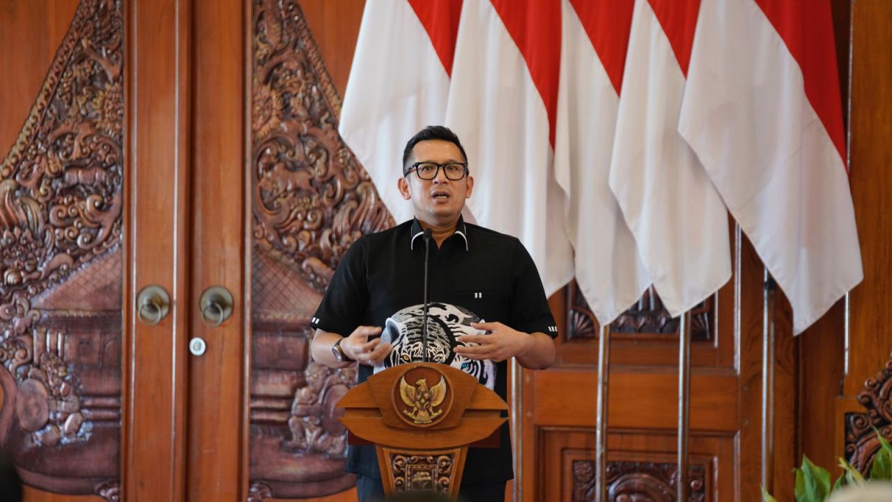 Pj Wali Kota Ali Kuncoro saat meluncurkan implementasi sertifikat elektronik Kota Mojokerto