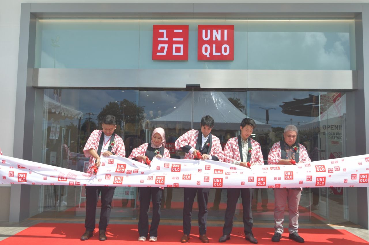 Yugo Shima, Co-Chief Operating Officer PT Fast Retailing Indonesia (UNIQLO Indonesia) (tengah) didampingi oleh Leopold Stella Toar Sampouw, Direktur UNIMAS DISTRICT (kanan), Masvincent Argadjendra, Direktur UNIMAS Group (kedua dari kanan), Bara Bhiswara, 