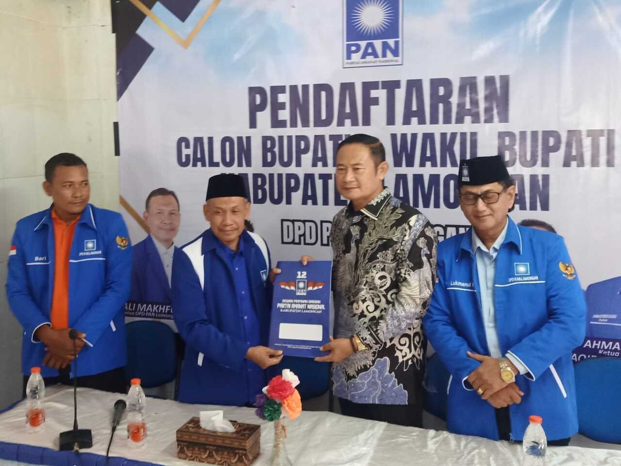 Yuhronur Efendi (Pak Yes) saat mengembalikan formulir dan dan resmi mendaftar ke PAN untuk mendapatkan rekomendasi. SP/MUHAJIRIN