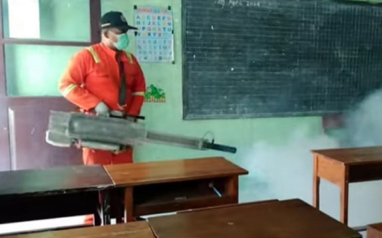 Dinas kesehatan melakukan fogging di SD Siti Khadijah kecamatan Wonorejo. SP/ HIKMAH