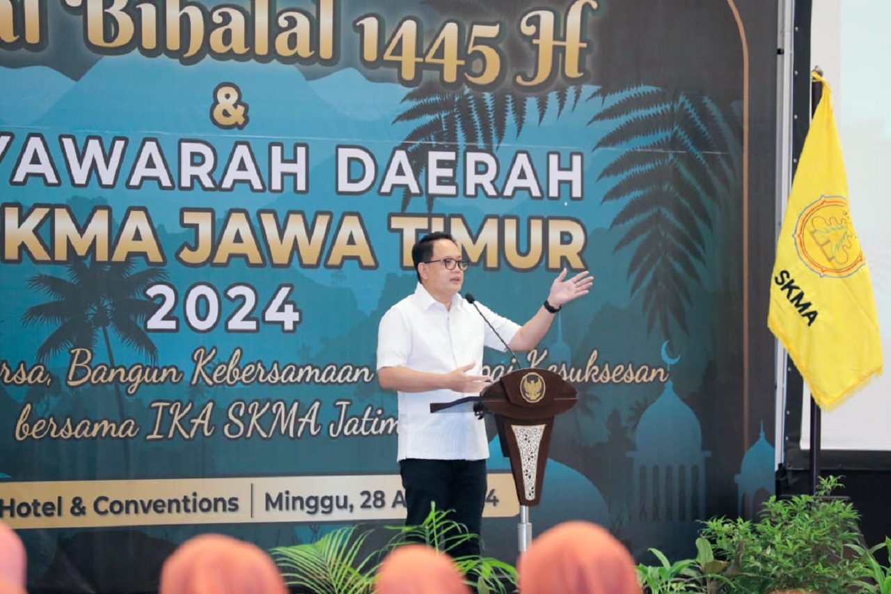 Pj Gubernur Jawa Timur Adhy Karyono menghadiri Halal Bihalal dan Musda IKA SKMA di Harris Hotel Surabaya, Minggu (28/04/2024). SP/ AINI