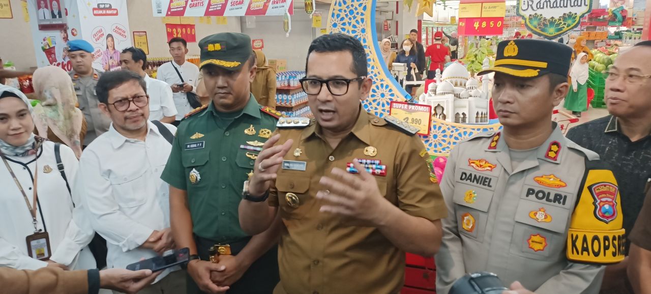 Pj Wali Kota Ali Kuncoro saat doorstop demga wartawan usai sidak psar dan toko swalayan jelang lebaran