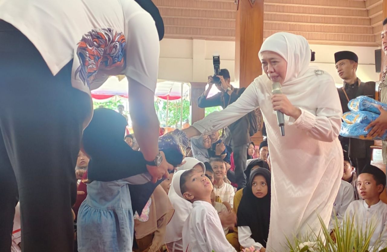 Pj Wali Kota Mojokerto Moh Ali Kuncoro dan Gubrrnur Jatim Periode 2019 -2024 Khofifah Indar Prawansah saat acara santunan 500 yatim