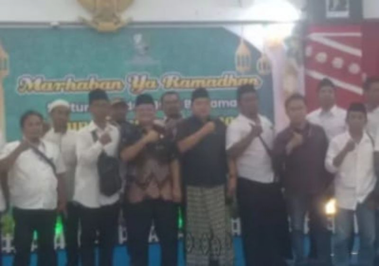 Pj Bupati Sampang foto bersama  wartawan.