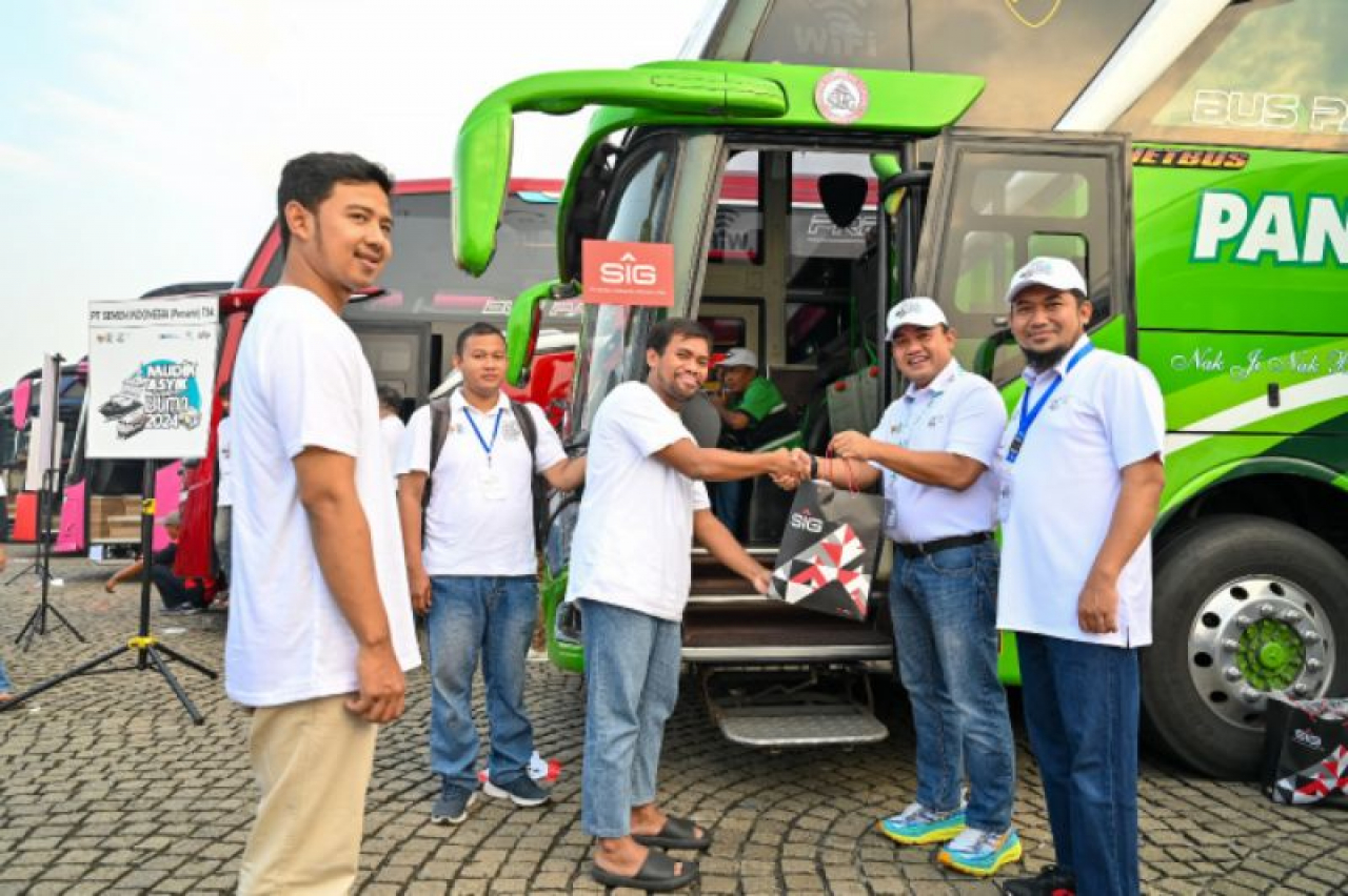 General Manager of CSR SIG, Edy Saraya (kanan) menyambut kedatangan peserta mudik di Silang Monas, Jakarta, pada Jumat (5/4/2024).