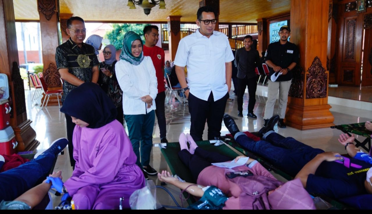 Pj Wali Kota Ali Kuncoro dan Ketua PMI Kota Mojokerto Ika Puspitasari saat meninjau donor darah bagi ASN Pemkot Mojokerto