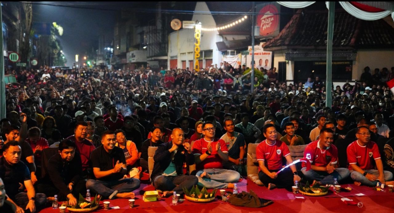 Nobar Timnas U-23 bersama Mas Pj Wali Kota di Alun-alun Kota Mojokerto