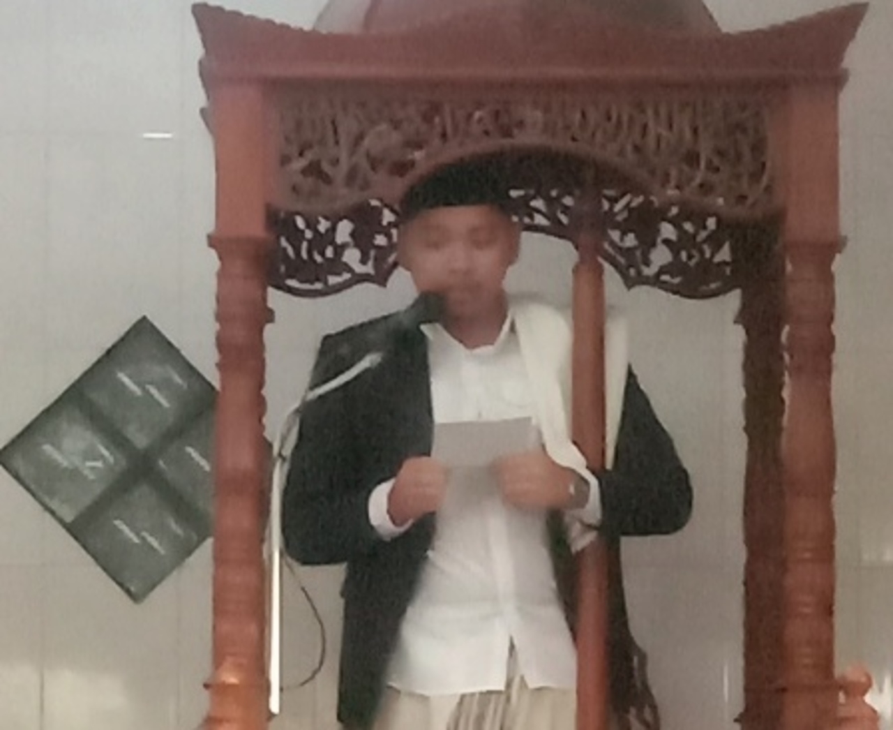 Khotib sekaligus Imam Sholat Idul Fitri 1445 H Gus Haidar Machfudz di Masjid An-Nur Dukuhsari Jabon Sidoarjo. SP/ HIKMAH