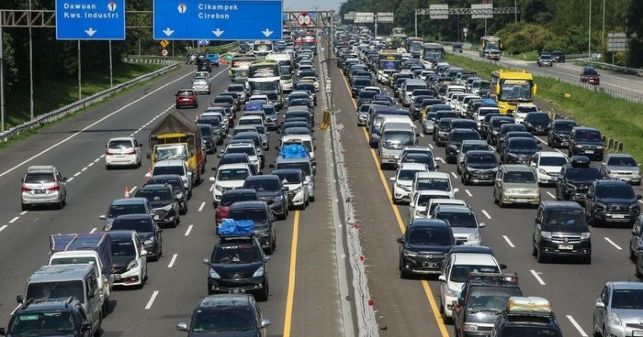 Kondisi arus balik di Tol Cikampek menuju Jakarta, pada Senin (15/4/2024) terlihat antrian panjang hingga belasan kilometer.