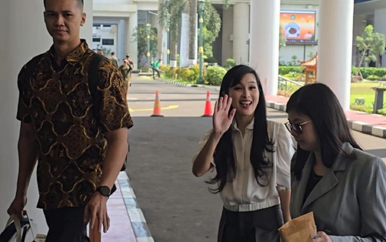 Sandra Dewi penuhi panggilan dan tiba di gedung Kartika Kejagung, Kamis (04/04/2024). Sp/ JKT