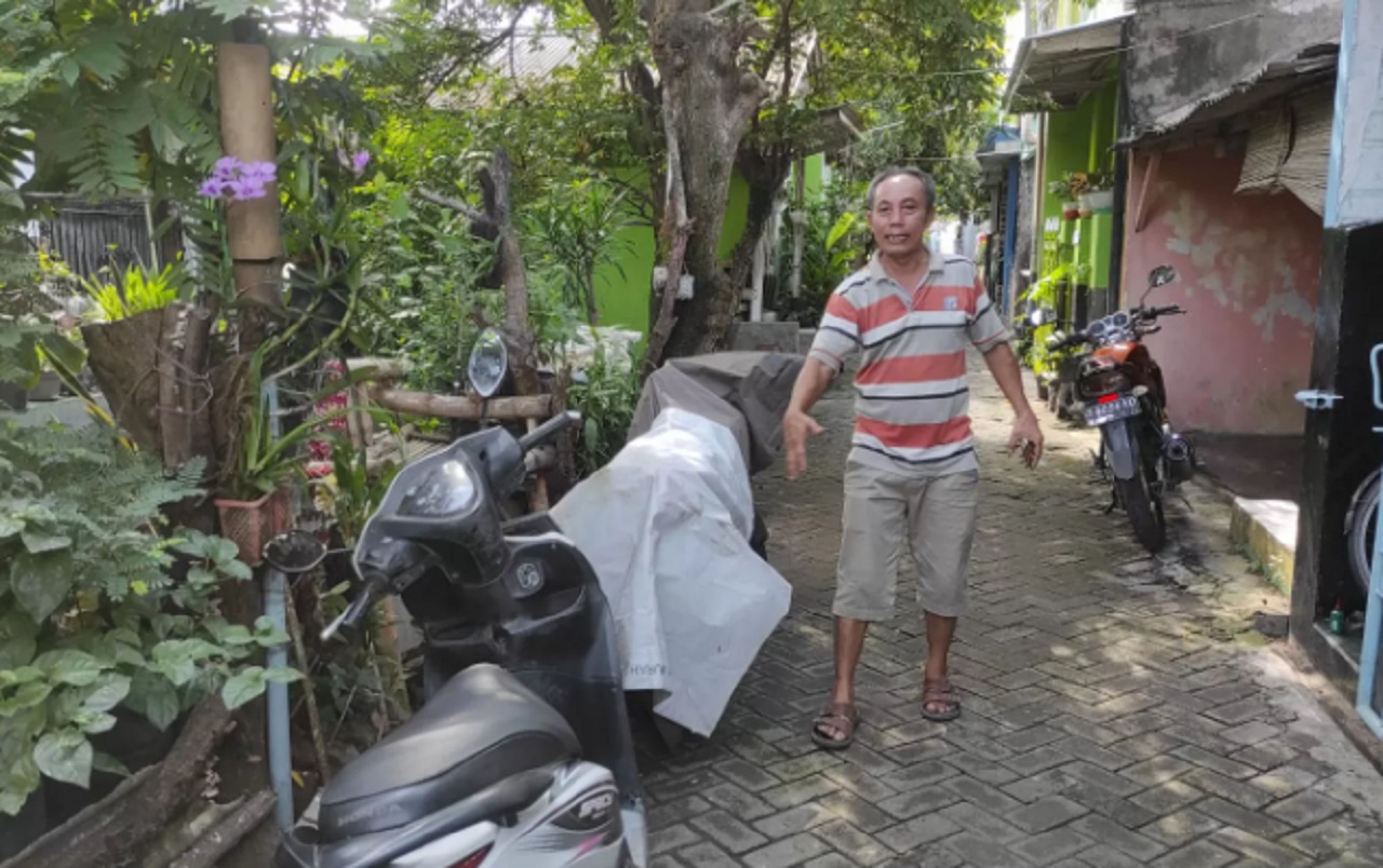 Mahmud, 54, menunjukkan lokasi saat meringkus salah satu terduga maling motor saat hendak sembunyi dari kejaran petugas. Farisma Romawan/ JPRM