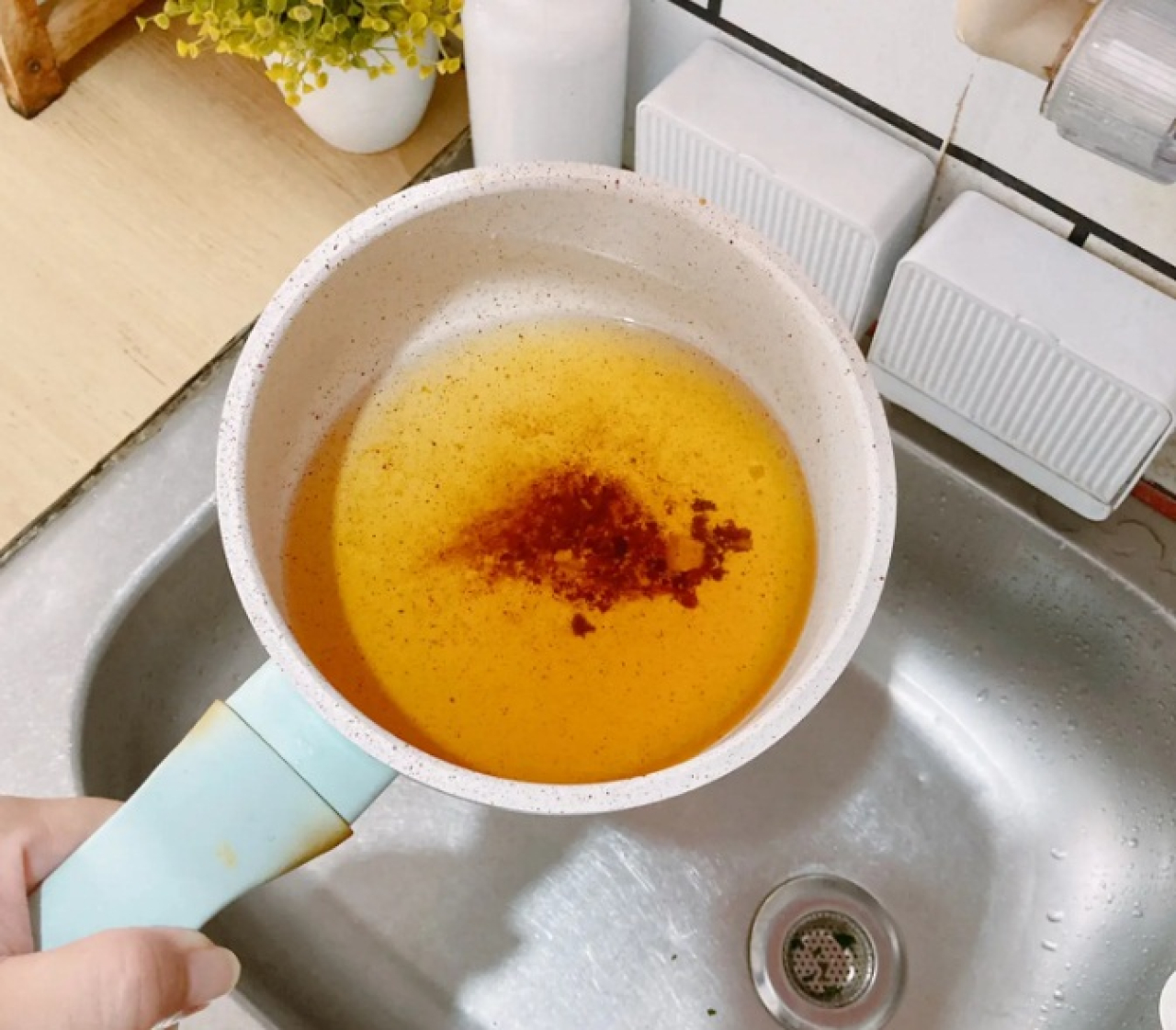 Membuang minyak bekas ke wastafel menimbulkan masalah dikemudian. SP/ lemon8cdn