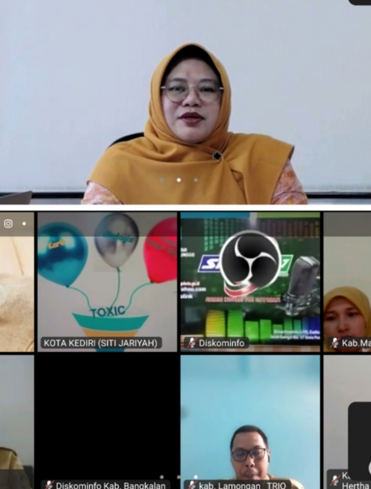 Kadis Kominfo Jatim,  Sherlita Ratna Dewi Agustin membuka rapat koordinasi pendataan pembinaan KIM dan dinas Kominfo kab/kota. se Jawa Timur secara zoom meting, Selasa (23/4/2024). SP/JATI