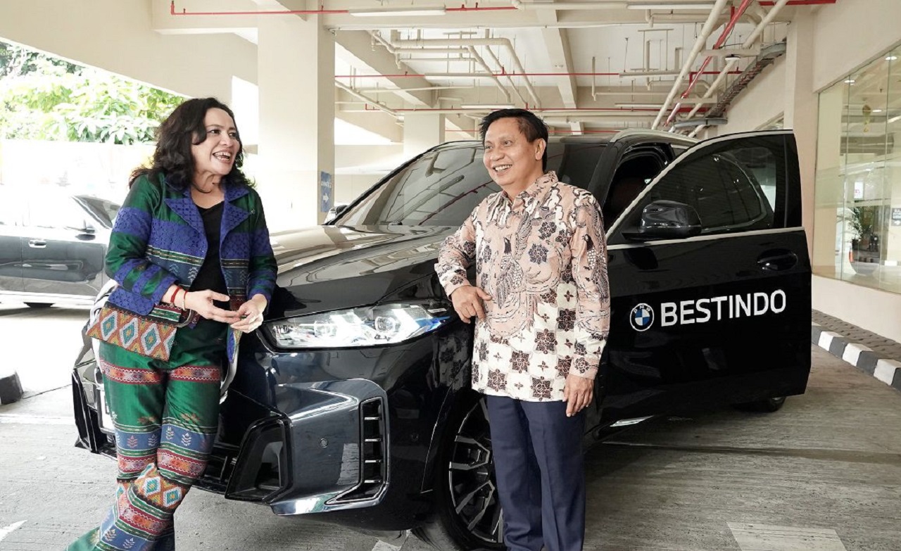 President Director PT Bestindo Car Utama, Johannes Indratjuatja dan Direktur RS Premier Bintaro, dr. Martha M.L. Siahaan, SH., MARS, MH.Kes dalam seremoni layanan Luxury Shuttle Service pasien VVIP dan VIP di RSPB, Tangerang Selatan. SP/ Istimewa