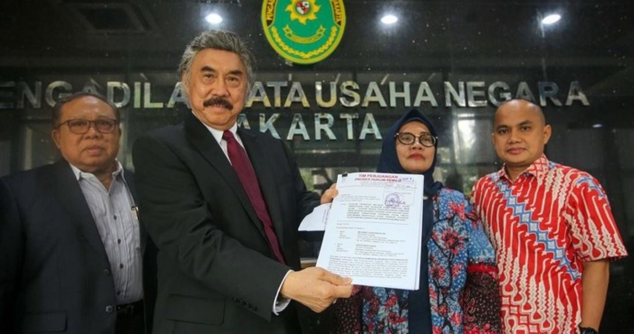 Tim Hukum PDIP yang diwakili mantan hakim agung, Gayus Lumbuun melayangkan gugatan KPU ke Pengadilan Tata Usaha Negara (PTUN) Jakarta, Selasa (2/4/2024).