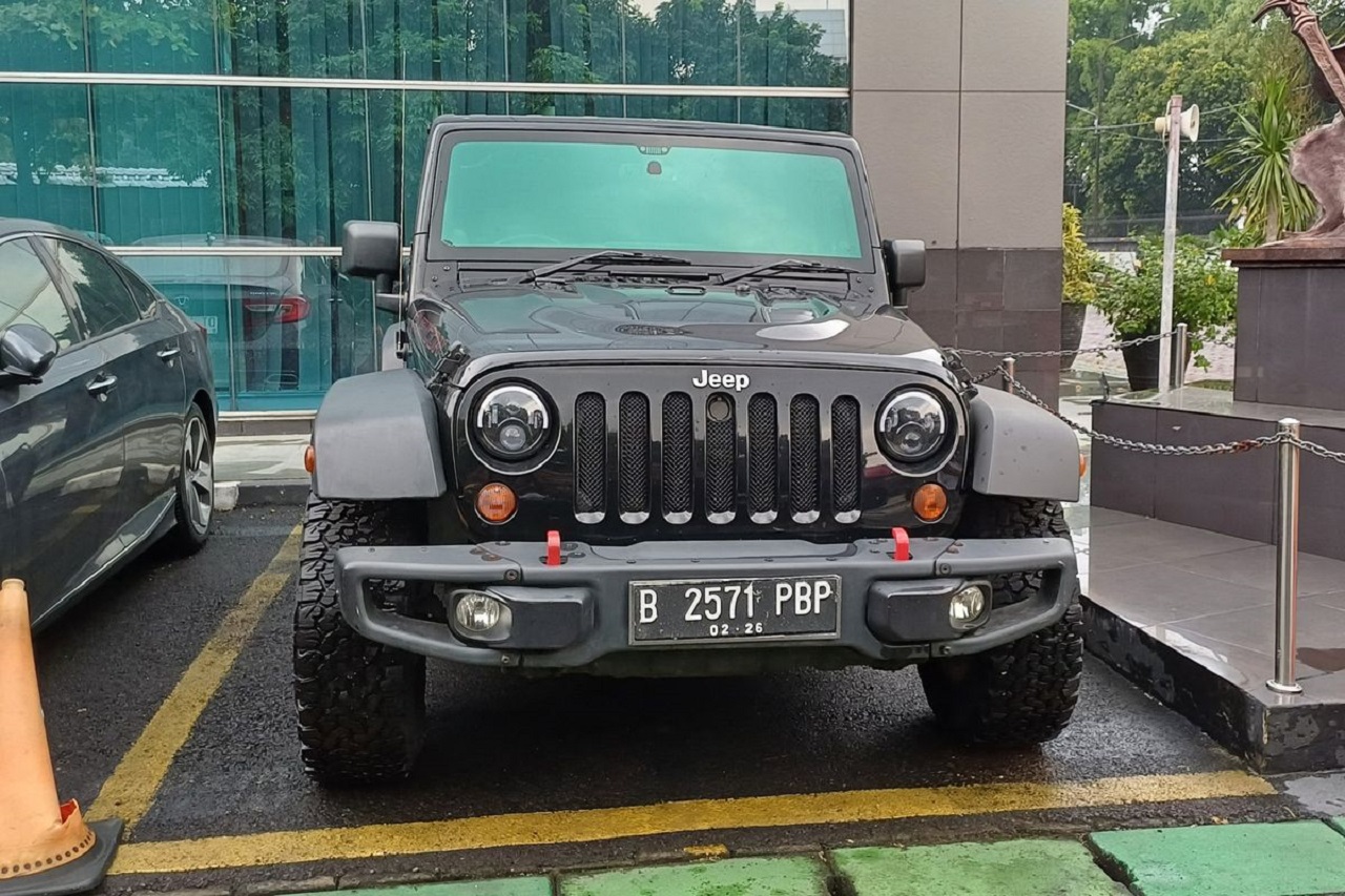 Mobil Wrangler Rubicon milik Mario Dandy yang terparkir di halaman parkir Kantor Kejaksaan Negeri Jakarta Selatan. SP/ JKT