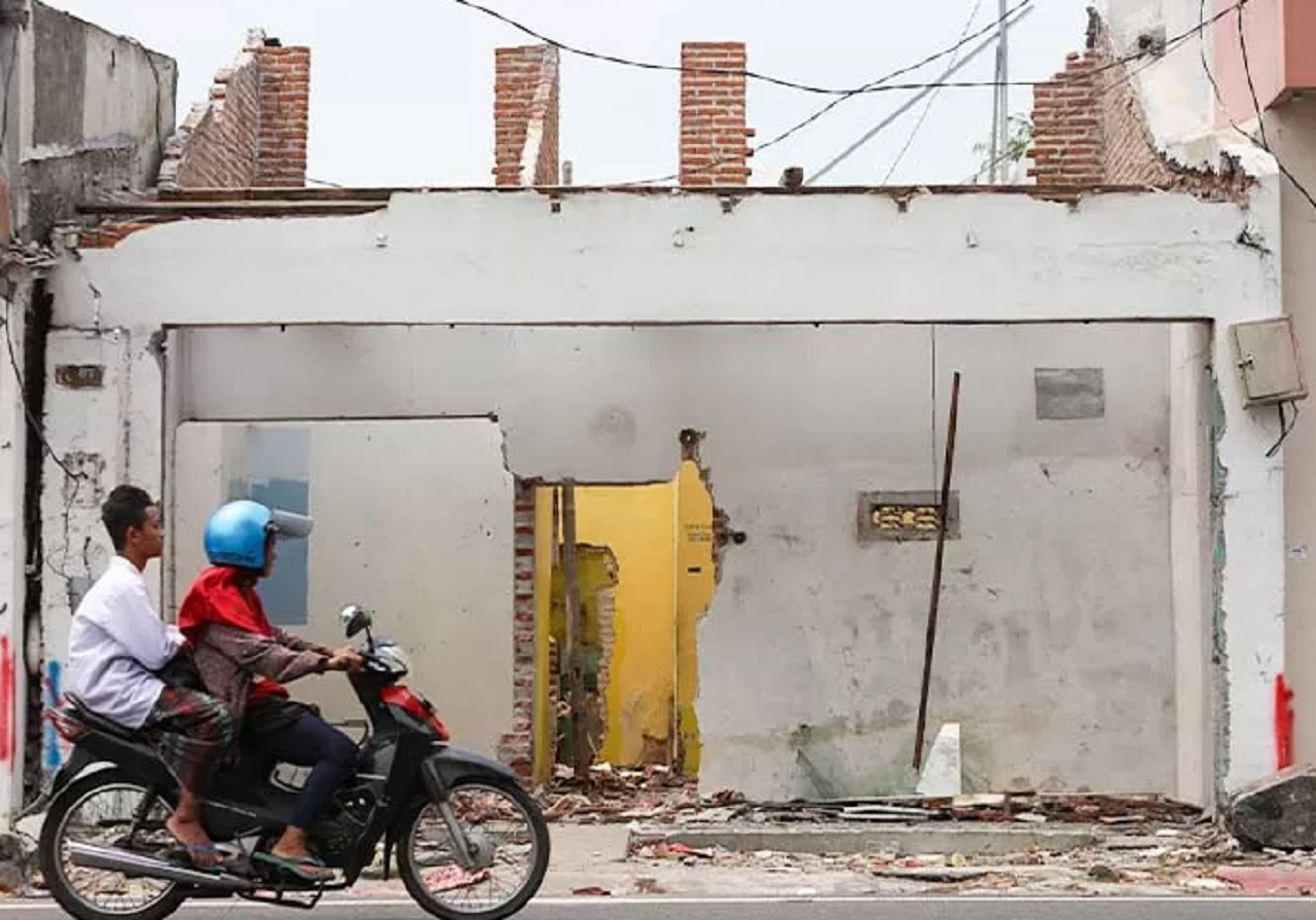 Warga Jl Kawi, Kelurahan Mojoroto mengosongkan bangunan rumahnya yang terdampak Tol Kediri-Tulungagung akses. SP/ KDR