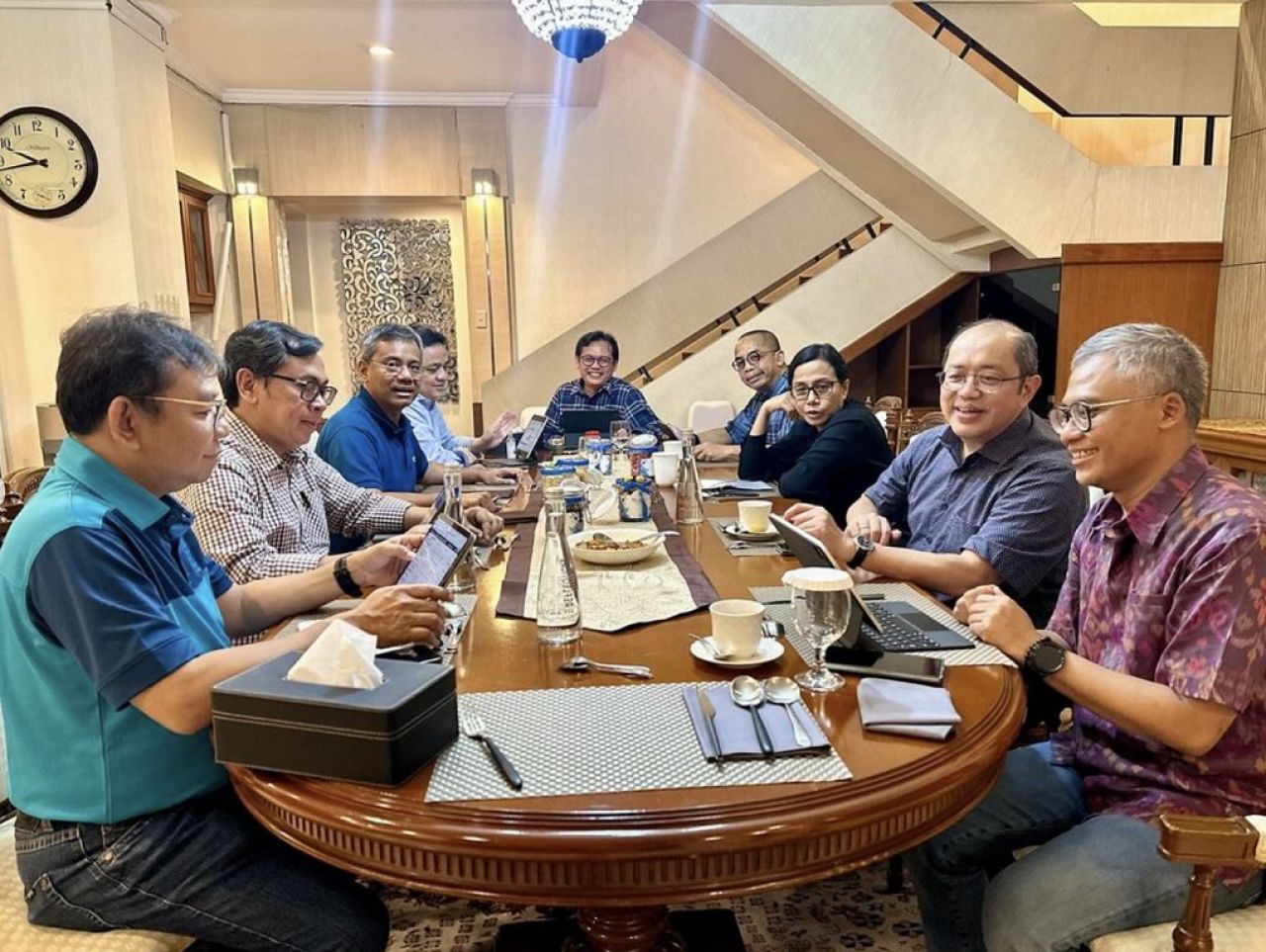 Menkeu Sri Mulyani mengajak Wamenkeu Suahasil Nazara dan beberapa pejabat eselon satu di Kemenkeu rapat darurat dampak situasi geopolitik dunia, Minggu malam.