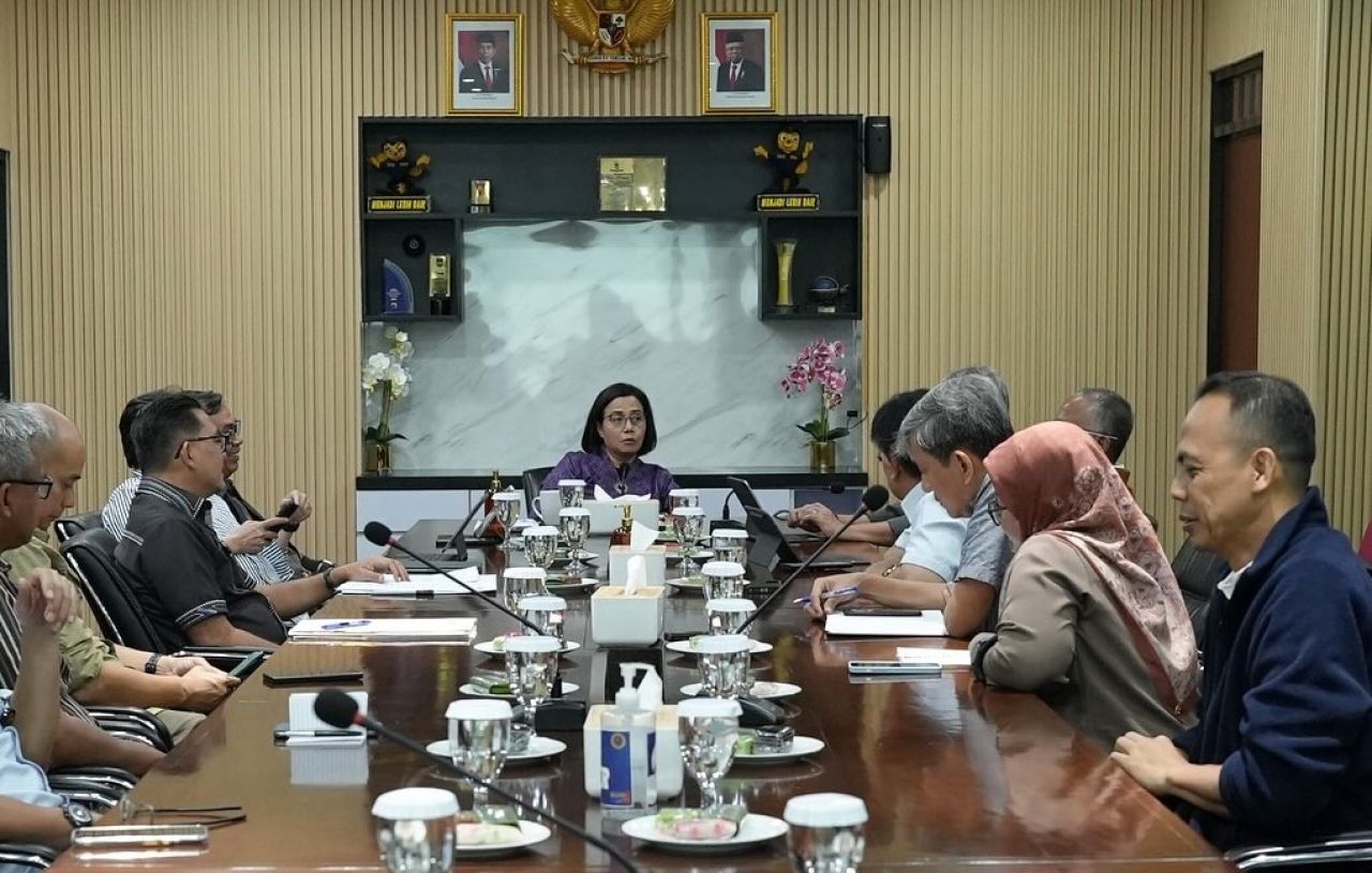 Sri Mulyani saat mengajak rapat mendadak Sabtu malam hari usai Bea Cukai setelah pelayanannya mendapat sorotan di media sosial. Sri Mulyani pun langsung ikut mengambil alih permasalahan di Bea Cukai.