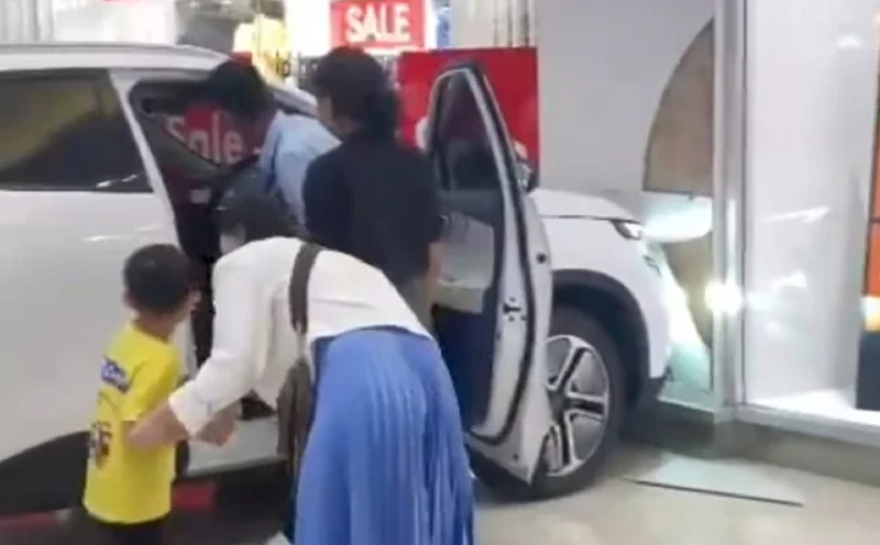 Viral mobil listrik Chery Omoda E5 seruduk salah satu toko di pusat Perbelanjaan. SP/ Tangkapan Layar