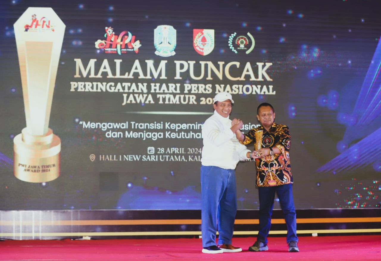 Rektor UNESA Cak Hasan menerima Change Leader Award dari PWI Jatim. Penghargaan itu diserahkan langsung Ketua PWNI Jatim Lutfil Hakim pada malam puncak HPN 2024 di Jember.. SP/HUMAS UNESA