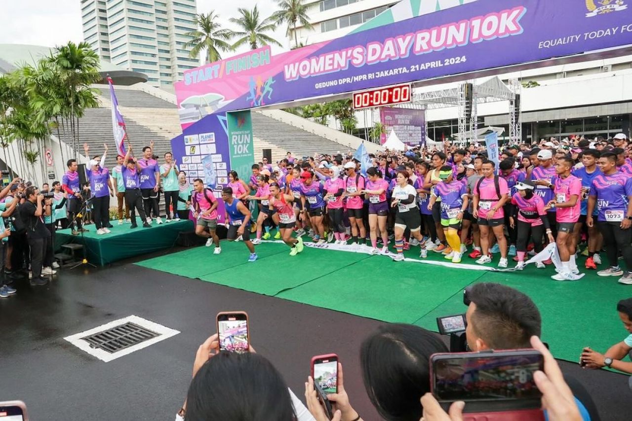 Cak Imin saat membuka kompetisi lari dengan tema Women's Day Run 10K dari Gedung DPR-MPR RI, Senayan, Minggu (21/4/2024). Terlihat ribuan peserta mengikuti lomba lari yang memperingati hari perempuan internasional dan hari Kartini.