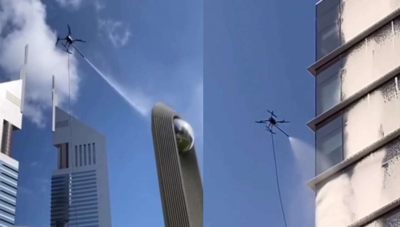 Sejumlah drone tengah menyemprotkan air dan cairan sabun ke kaca gedung-gedung pencakar langit di Dubai. SP/ @theuaereviews 