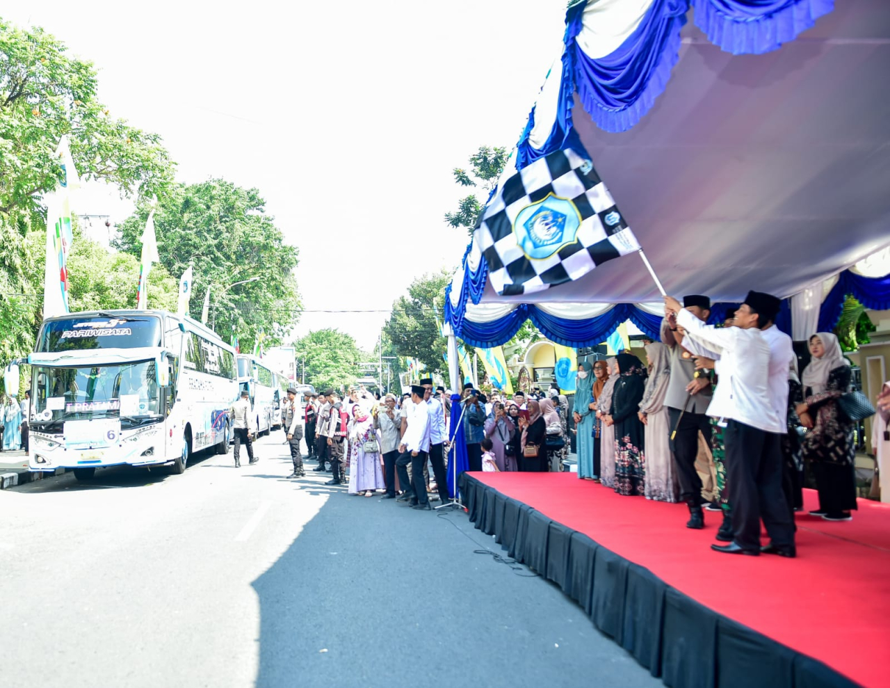 Bupati saat memberangkatkan jamaah haji asal Lamongan. SP/MUHAJIRIN