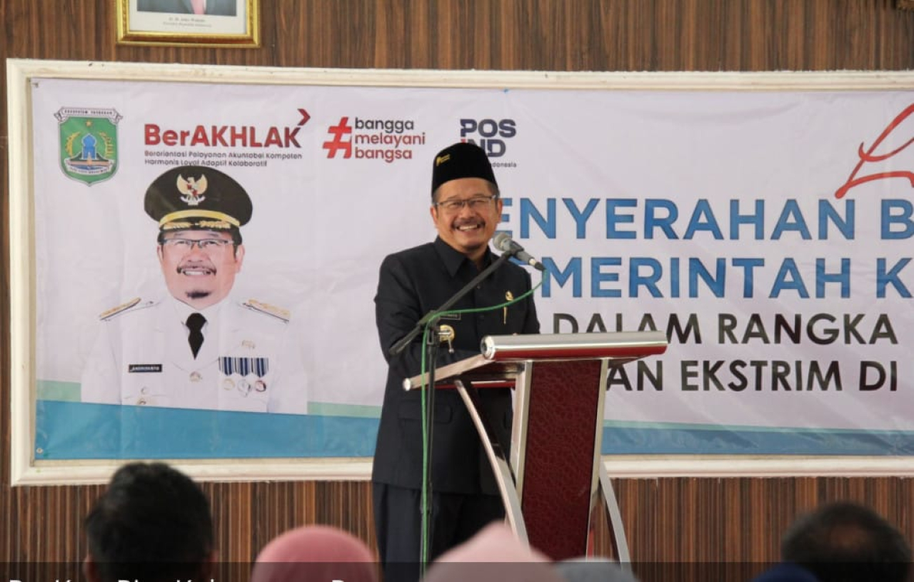 Pj Bupati Pasuruan Adriyanto saat sosialisasi dan penyerahan bantuan sosial.