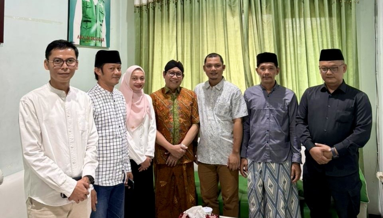 Mbak Vinanda foto bersam Gus Halim saat bersilaturahmi di Jombang