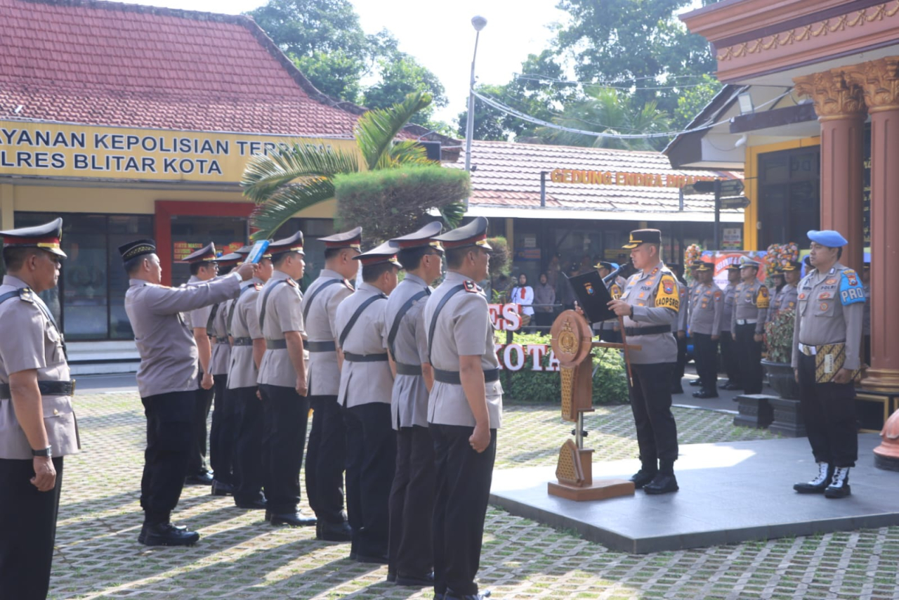 Kapolres Blitar Kota AKBP Danang Setyo Pambudi saat pimpin sertijab. SP/Lestariono