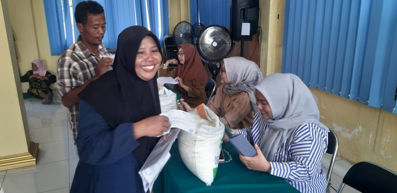 Pembagian bansos beras di pendopo kantor Desa Seduri, Kecamatan Balongbendo. SP/JUM