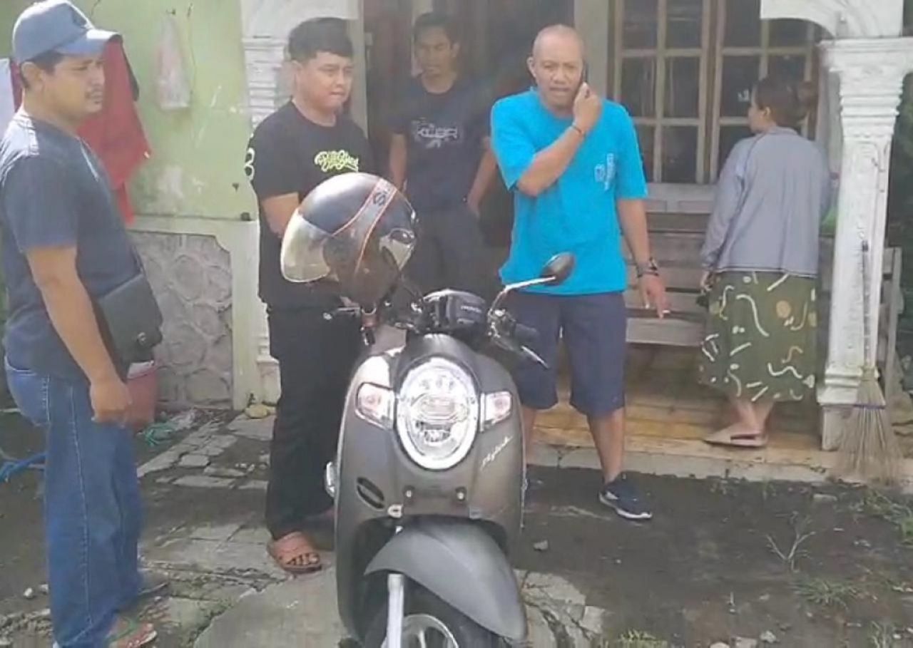 Petugas ketika ambil barang bukti di rumah pelaku di Tulungagung. SP/Lestariono