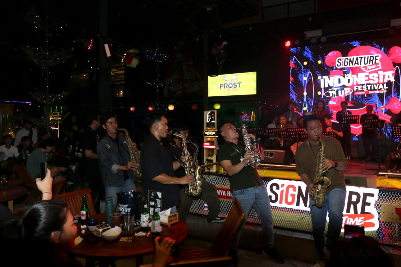 Sejumlah musisi dari TSB, Bersha dan Horn On Top memainkan alat musik Saxophone bersama dalam membawakan lagu dalam gelaran Indonesia Tiup Festival, DI Cafe Prajurit, Surabaya, Kamis (23/05/2024).