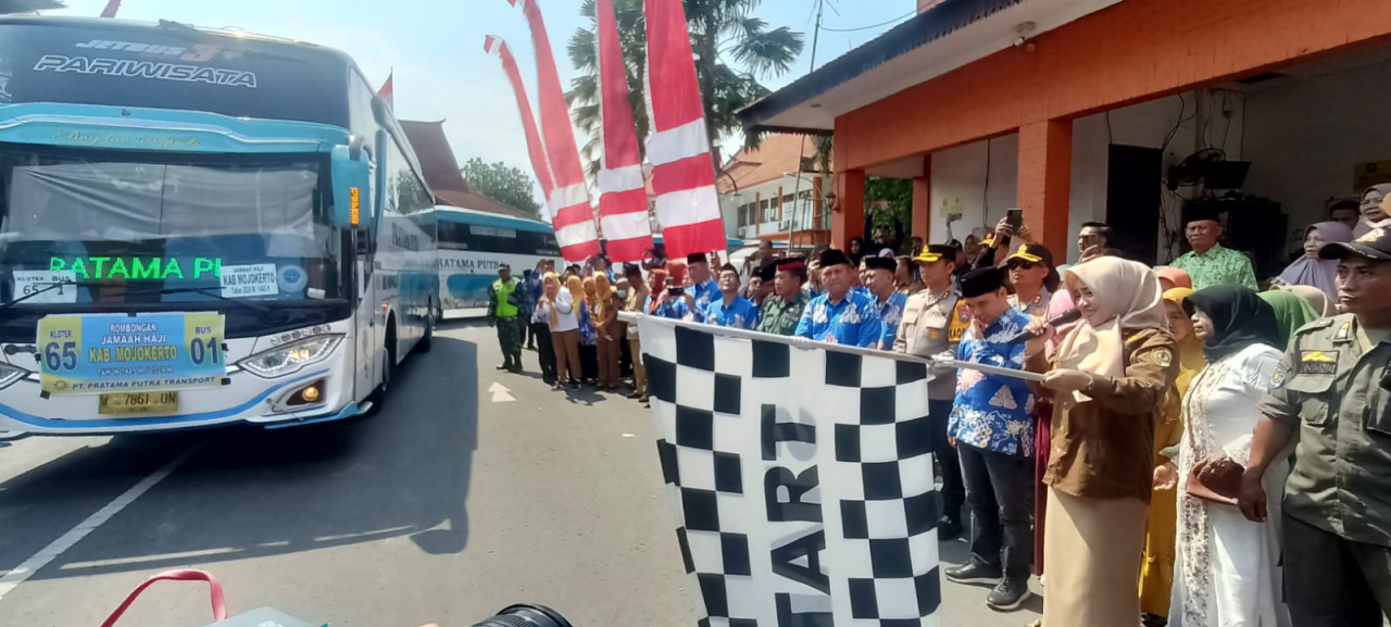Bupati Mojokerto Ikfina fahmawati saat memberangkatkan jamaah calon haji Kabupaten Mojokerto.
