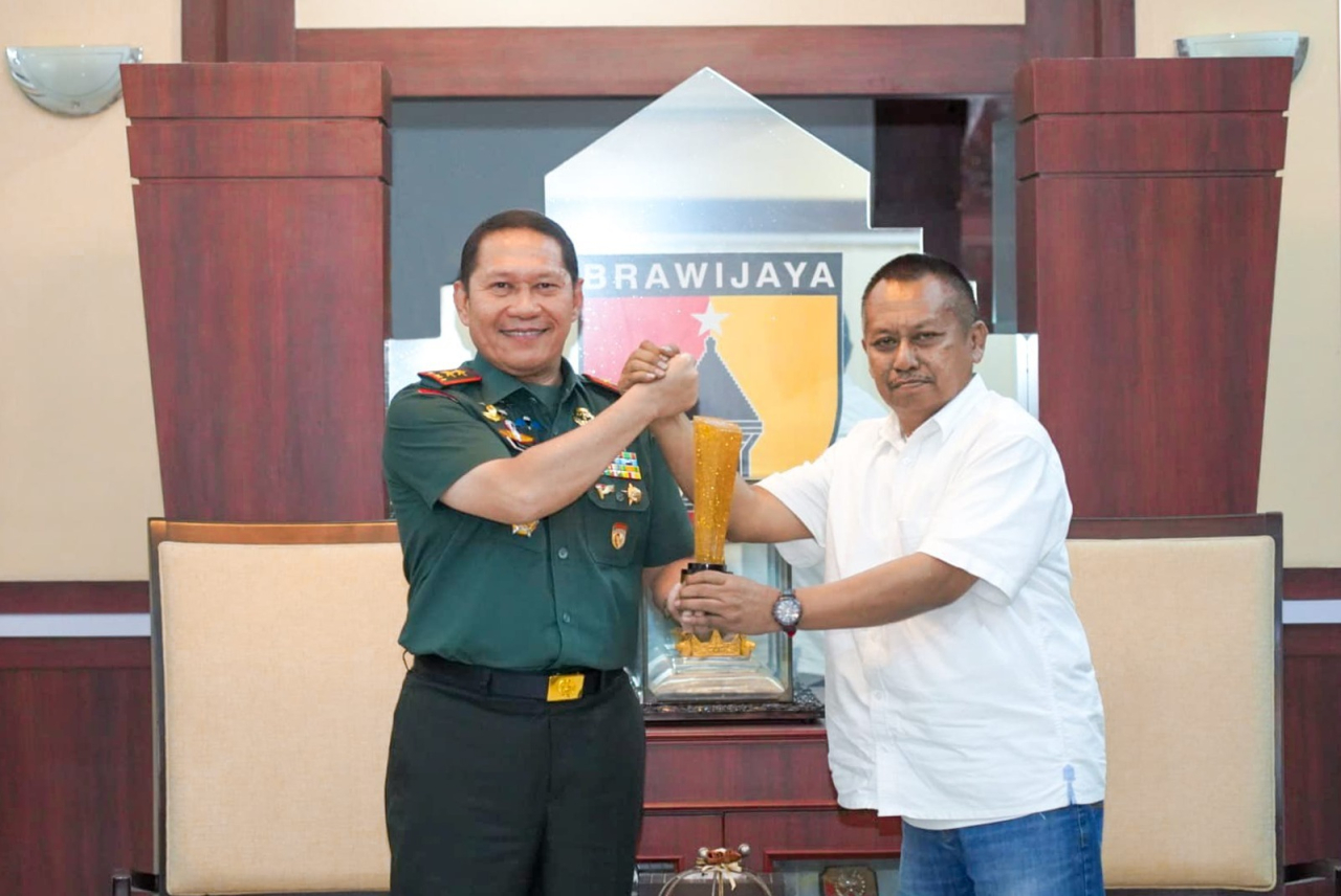 Pangdam V/Brawijaya Mayjen TNI Rafael Granada Baay menerima penghargaan Prapanca Award 2024 dari PWI Jatim, Lutfil Hakim, Senin (13/5/2024). SP/PWI Jatim
