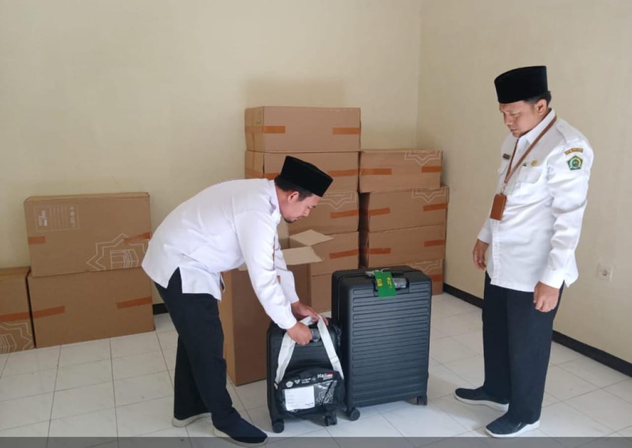 Petugas haji kemenag kabupaten Pasuruan saat mendistribusikan koper CJH. SP/Hikmah